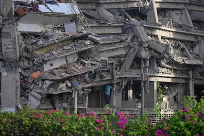 Un hombre inspecciona un edificio de apartamentos derrumbado tras un terremoto en Catia La Mar, estado de La Guaira