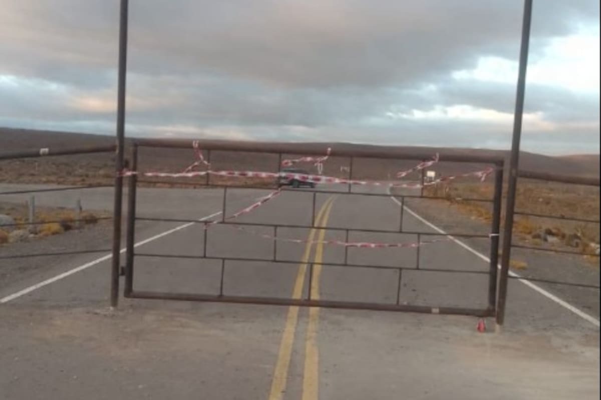 Un hombre instaló un pórtico con tranquera en medio de la ruta provincial 12