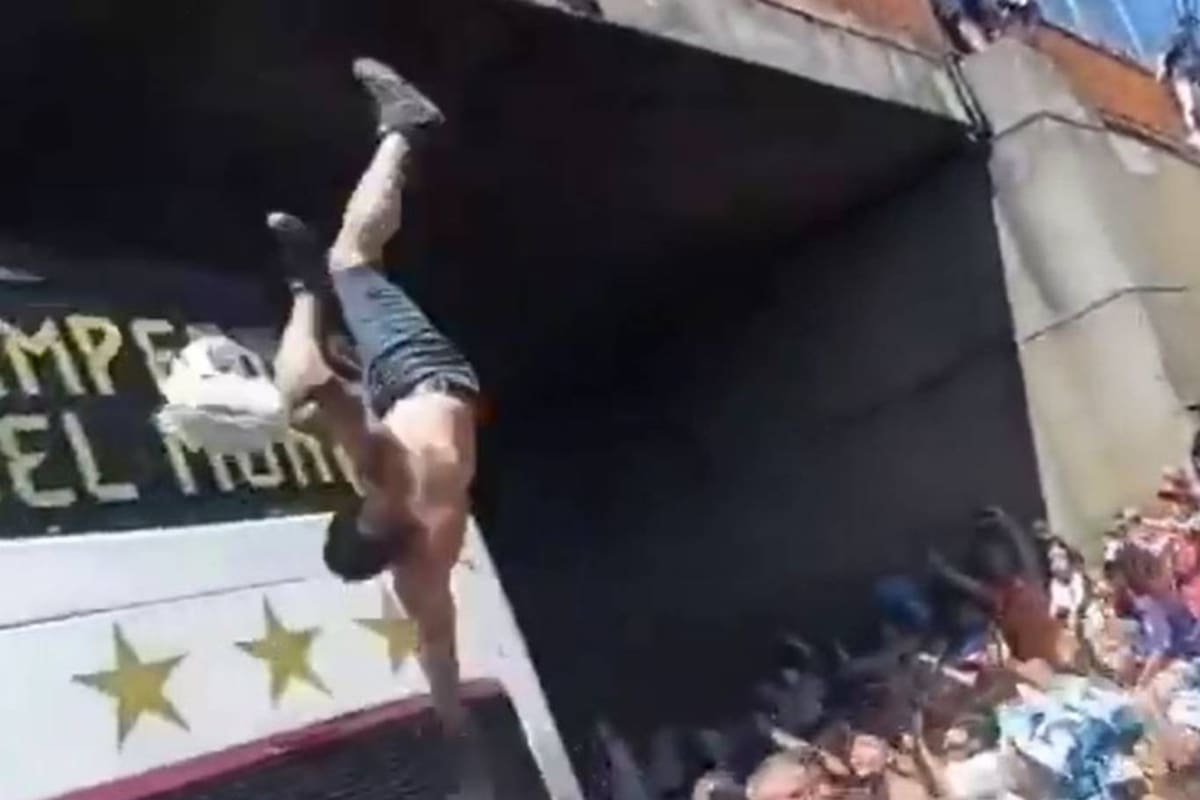 Un hombre intenta saltar desde un puente al colectivo de la selección, en Villa Celina, en La Matanza