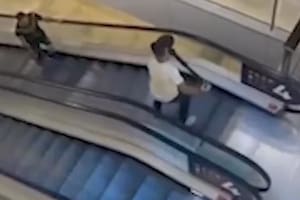 El momento en el que un hombre intenta frenar al atacante con un palo en el shopping de Sídney