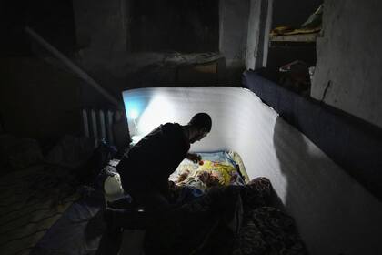 Un hombre juega con un bebé en un refugio antibombas en Mariupol, Ucrania, el 6 de marzo de 2022.