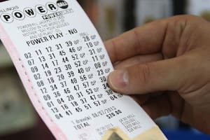 Un hombre jugó a la lotería Powerball y eligió la opción menos popular para cobrar su premio