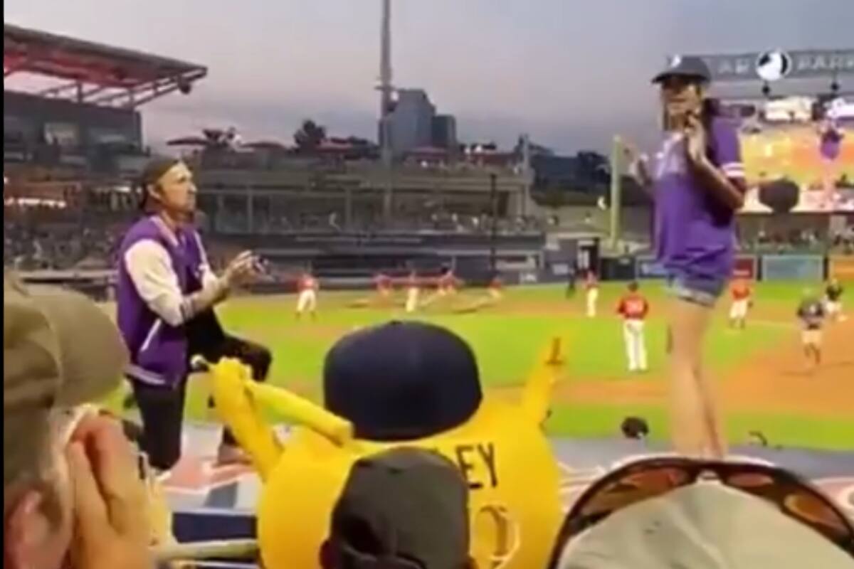 Un hombre le pidió matrimonio a su novia en un partido de béisbol y, en lugar de un “sí” como respuesta, obtuvo una reacción inesperada que lo dejó perplejo