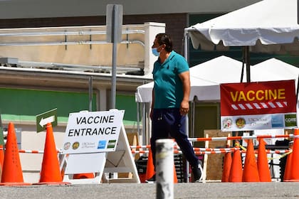 Un hombre llega a una instalación de vacunación contra la Covid-19 casi vacía en Los Ángeles, California, el 3 de mayo de 2021