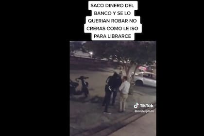 Un hombre logró que no le robaran una gran suma de dinero (Captura video)