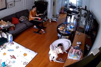 Un hombre en China logró que su bebé no se caiga y se volvió viral en las redes sociales por su sorprendente agilidad
