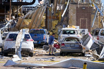 Un hombre mira a un auto dañado después de que un tornado pasara el día anterior el domingo 26 de mayo de 2024 en Valley View, Texas. Poderosas tormentas dejaron un rastro de destrucción el domingo en Texas, Oklahoma y Arkansas tras destrozar casas y una estación de servicio para camiones donde se habían refugiado conductores. (AP Foto/Julio Cortez)