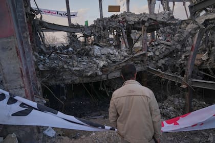Un hombre mira a un edificio destruido en el complejo Gran Hosseiniyeh, que según las autoridades fue alcanzado por ataques aéreos de Israel y Estados Unidos el martes en Zanyán, Irán, el sábado 4 de abril de 2026 (AP Foto/Francisco Seco)
