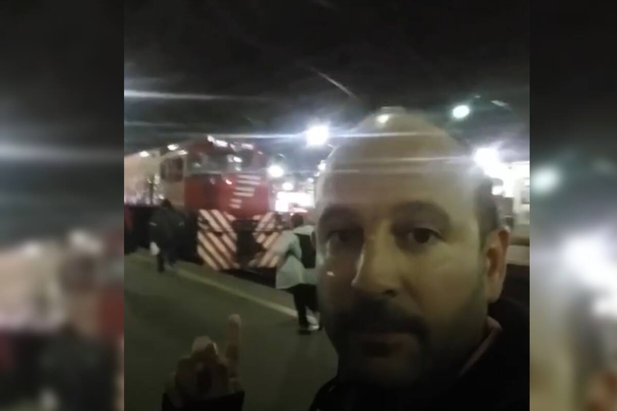 Un hombre mostró qué hace para que la gente suba al tren (Captura video)