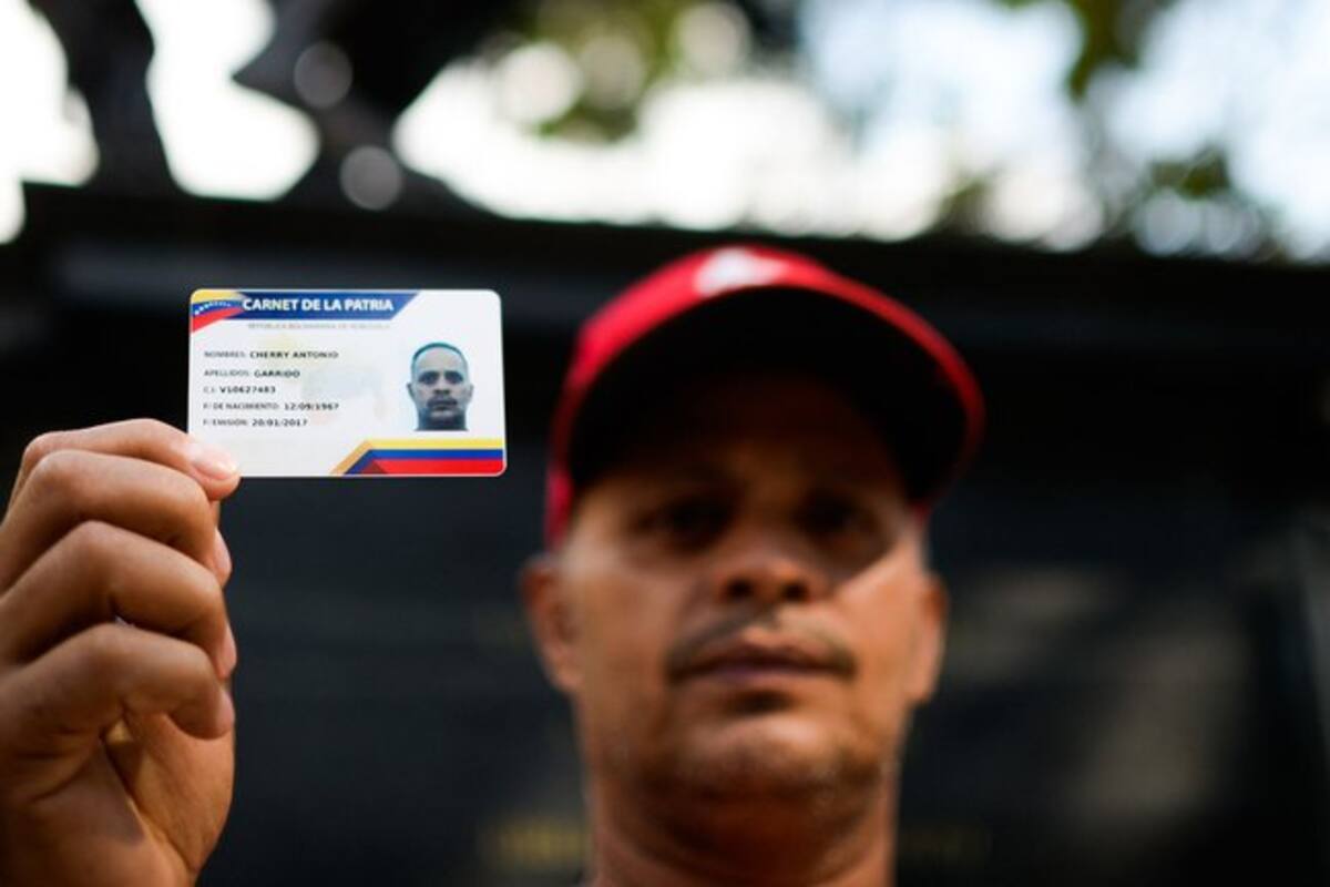 Un hombre muestra el carnet de la Patria, que permite adquirir alimentos y otros productos a precios subsidiados en Venezuela