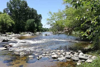 Un hombre murió ahogado tras meterse al río con su hijo.