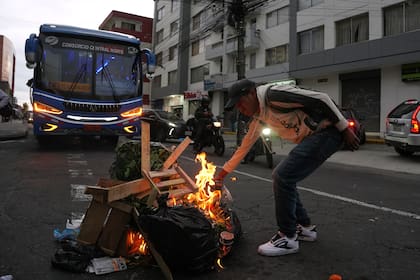 Un hombre murió en el marco de un enfrentamiento entre manifestantes y fuerzas de seguridad. (Foto AP/Carlos Noriega)