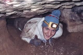Por un error quedó atascado en una cueva, lucharon 27 horas para salvarlo y aún hoy su cuerpo no puede ser recuperado
