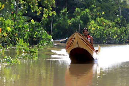 Un hombre navega por el río Aura, en Belem, Brasil, el 24 de septiembre de 2024. (AP Foto/Paulo Santos)