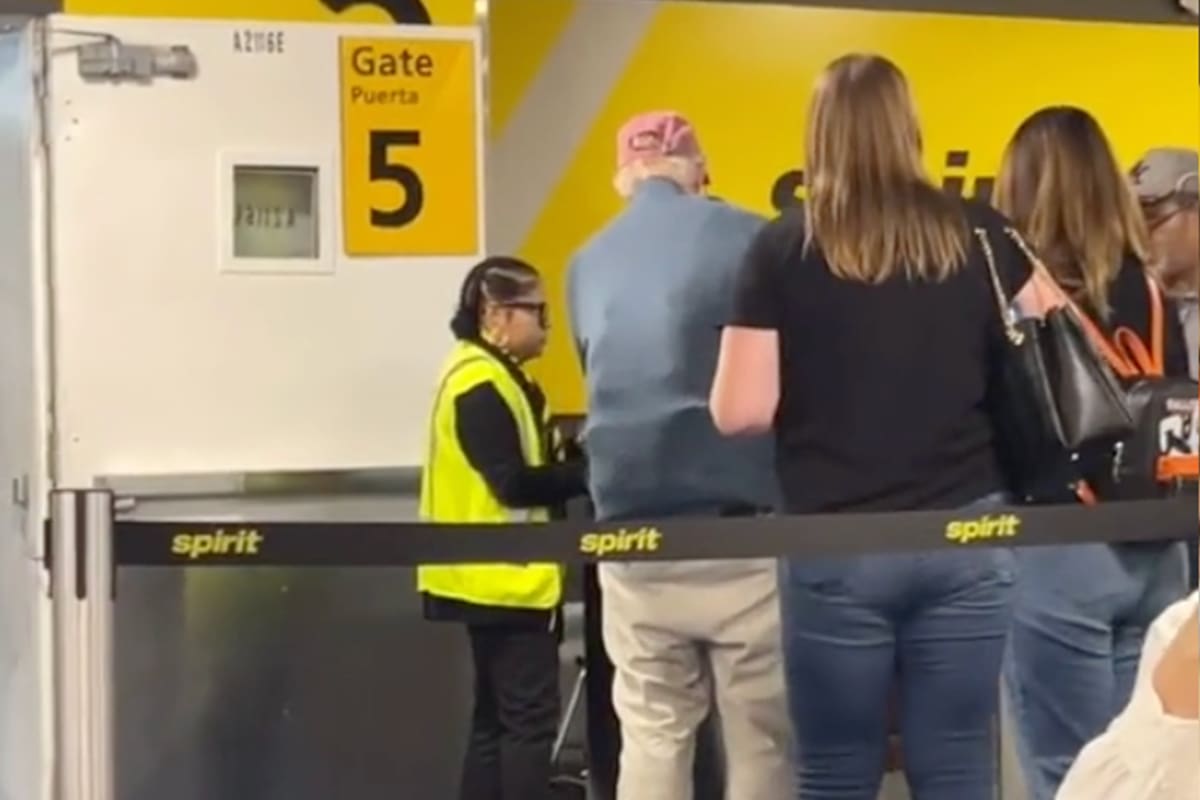 Un hombre no se rindió e intentó llevar sus pertenencias completas, pese a las restricciones de las aerolíneas