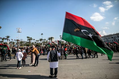Un hombre ondea la bandera libia en Trípoli