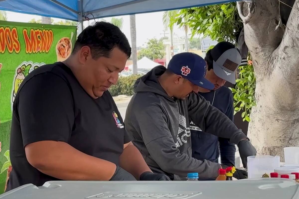 Un hombre oriundo de México abrirá dos restaurantes en Los Angeles luego de vender cocos en la calle