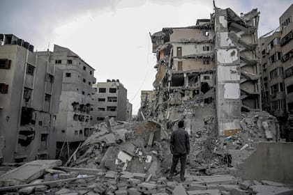Un hombre palestino se encuentra entre los escombros de las casas destruidas por el bombardeo israelí en la ciudad de Gaza el 3 de marzo de 2024, en medio del conflicto en curso entre Israel y el movimiento Hamas
