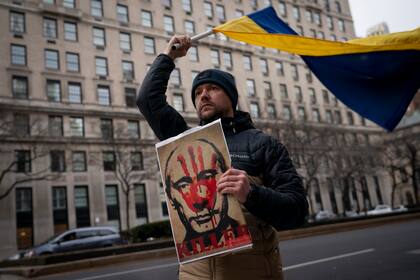 Un hombre participa en una protesta contra la invasión rusa de Ucrania el jueves 24 de febrero de 2022 en Nueva York. (Foto AP/John Minchillo)