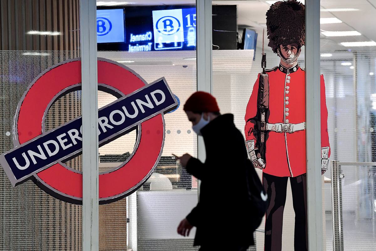 Un hombre pasa frente a la entrada cerrada de la terminal Eurostar en Bruselas, el 21 de diciembre de 2020, después de que varios países comenzaran a cerrar sus fronteras a los viajeros del Reino Unido por una nueva cepa de coronavirus