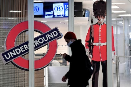 Un hombre pasa frente a la entrada cerrada de la terminal Eurostar en Bruselas, el 21 de diciembre de 2020, después de que varios países comenzaran a cerrar sus fronteras a los viajeros del Reino Unido por una nueva cepa de coronavirus