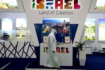 Un hombre pasa frente a un puesto de Israel el día de inauguración de la exhibición Mercado de Viajes Árabe en Dubái, Emiratos Árabes Unidos, el domingo 16 de mayo de 2021. (AP Foto/Kamran Jebreili)