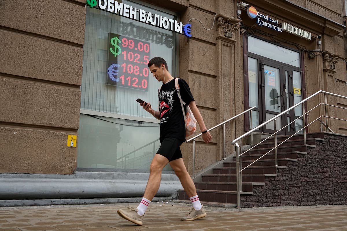 Un hombre pasa frente a una casa de cambio en Moscú, 14 de agosto de 2023. El banco central ruso elevó la tasa de interés en 3,5 puntos el martes 15 de agosto de 2023