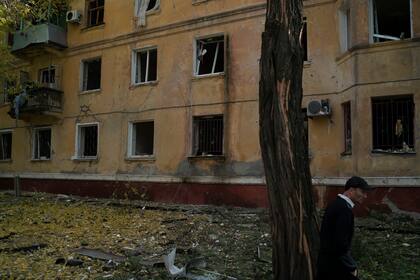Un hombre pasa junto a un edificio dañado tras un ataque ruso, en Kramatorsk, Ucrania, el 29 de septiembre de 2022. (AP Foto/Leo Correa)