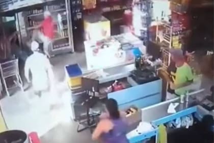 Un hombre patea la heladera para liberar al joven que es víctima de la descarga eléctrica del aparato