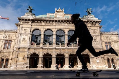 Un hombre patina por las calles vacías de Viena en Austria