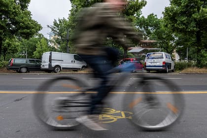 Un hombre pedalea en un carril para bicicletas emergente en Berlín el 11 de junio de 2020