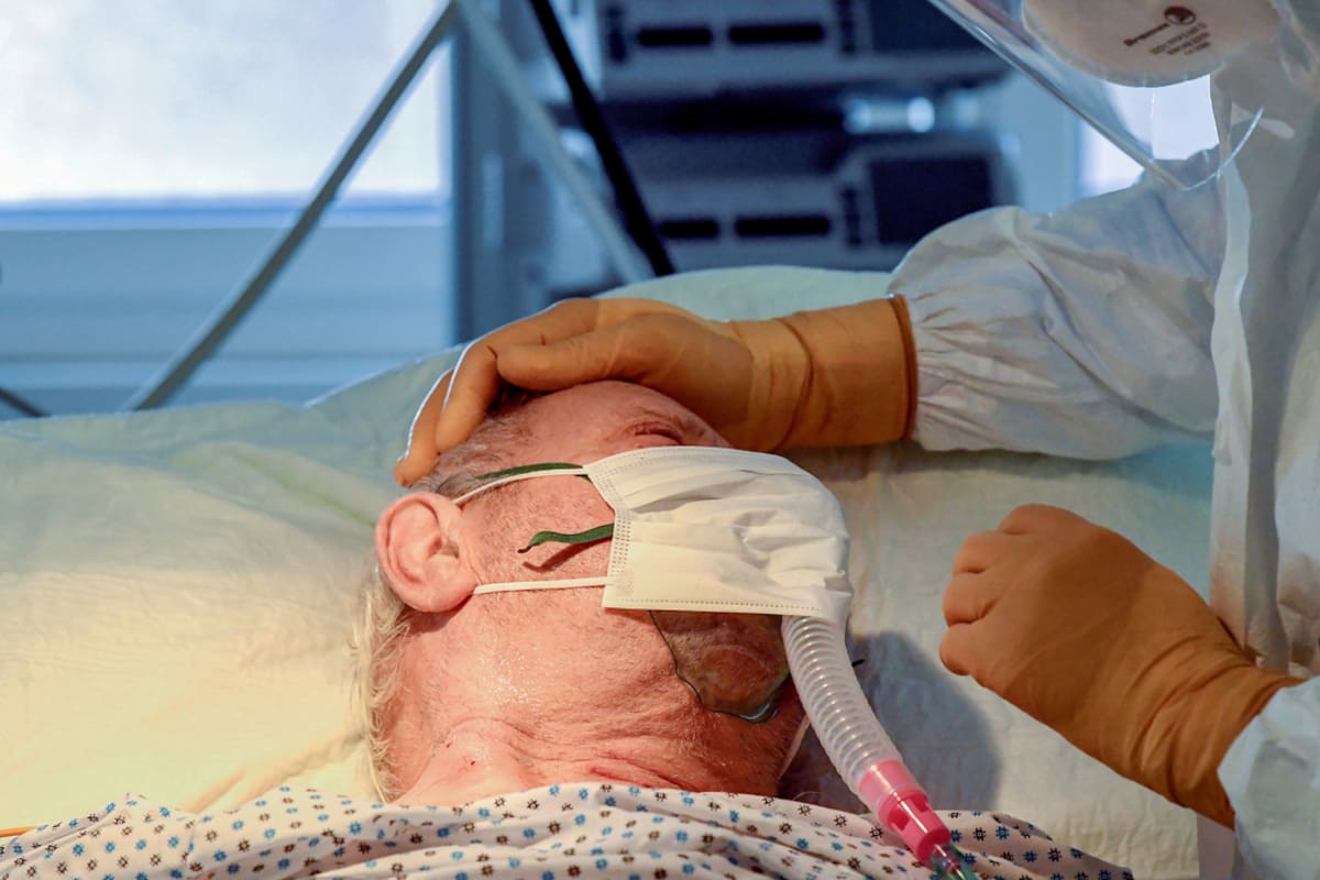 Un hombre permanece internado en un establecimiento hospitalario tras haber sido diagnosticado con Covid-19
