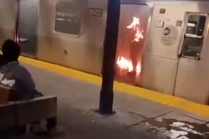 Un hombre prendió fuego a una mujer en el metro de Nueva York