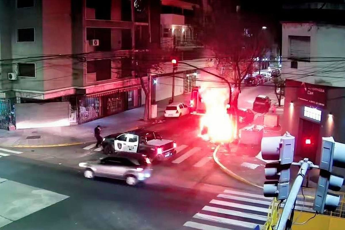 Un hombre prendió fuego un contenedor de basura intencionalmente y quedó detenido