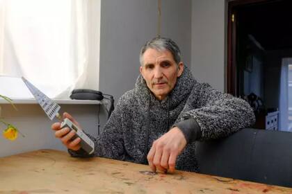 Un hombre que dice ser "alérgico al 5G y a la electricidad" se construyó una casa especial para protegerse