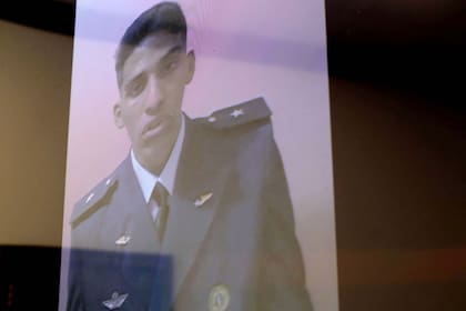 Un hombre que dice ser un ex teniente de la Fuerza Aérea de Venezuela habla con reporteros a través de una conexión de Skype en la Organización de los Estados Americanos el 20 de marzo de 2019 en Washington, DC. El ex piloto, quien desertó de Venezuela a principios de este año, habló sobre la tortur