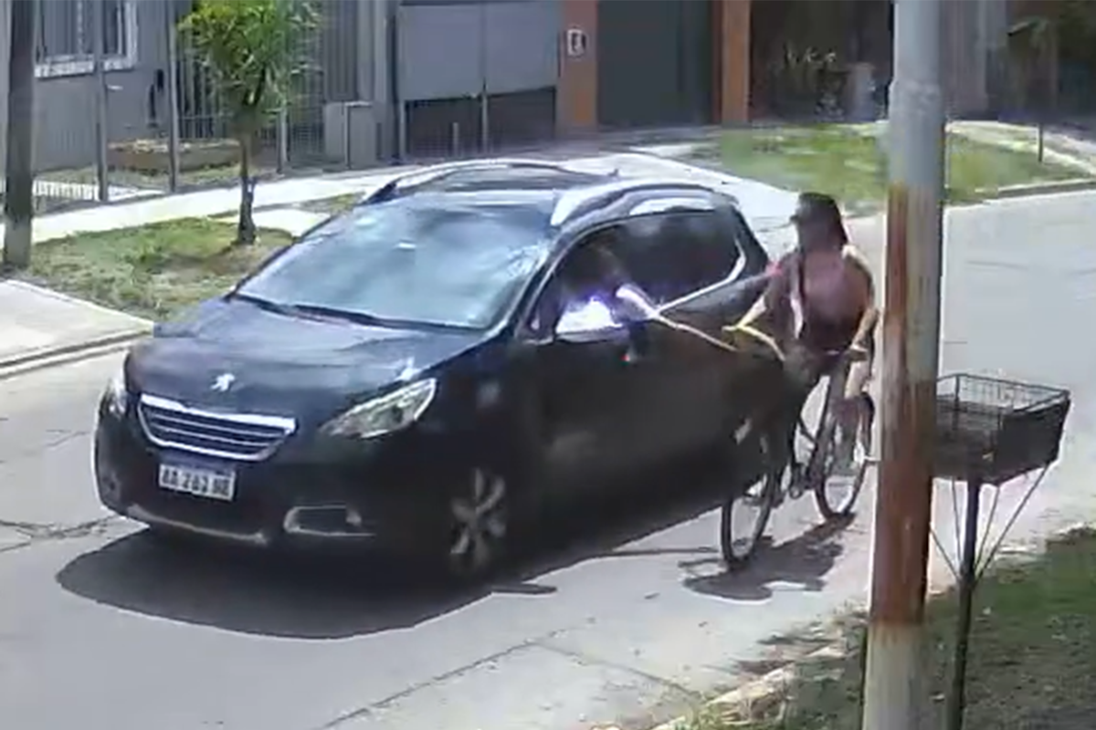 Un hombre que manejaba una camioneta manoseó a una mujer que circulaba en bicicleta en Morón.