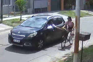 Un hombre que manejaba una camioneta manoseó a una mujer que circulaba en bicicleta en Morón.