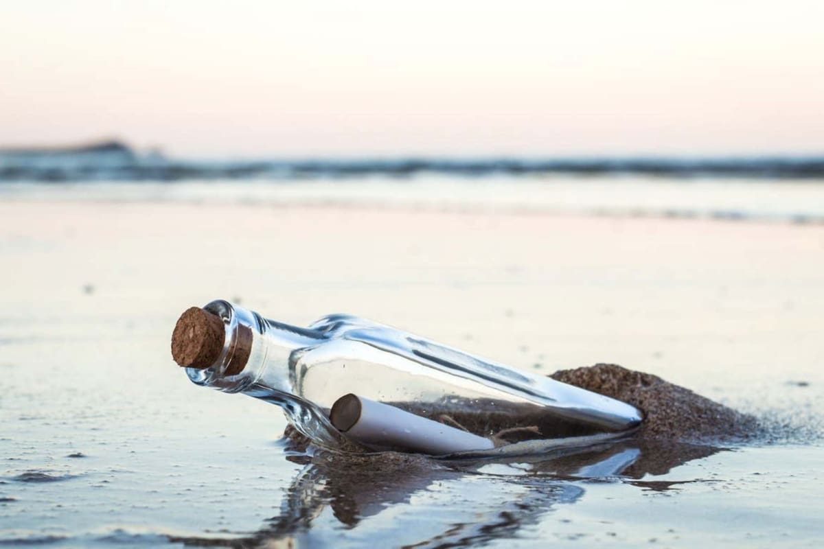 Un hombre que navegaba en su kayak encontró un mensaje en una botella y logró encontrar a la mujer que lo escribió hace más de tres décadas