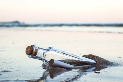 Un hombre que navegaba en su kayak encontró un mensaje en una botella y logró encontrar a la mujer que lo escribió hace más de tres décadas