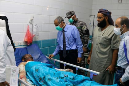 Un hombre que resultó herido en un ataque mortífero como misiles y drones en la Base Aérea Al-Anad, en la provincia de Lahj, se recupera en un hospital en Lahj, Yemen, el domingo 29 de agosto de 2021. (AP Foto/Amro Quraish)
