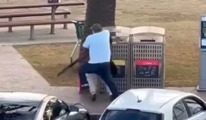 Un hombre que se encontraba allí, desarmó a uno de los atacantes