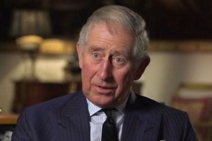 Un hombre que vive en Australia asegura que el príncipe Carlos y su actual esposa son sus verdaderos padres y muestra nueva evidencia fotográfica en sus redes sociales