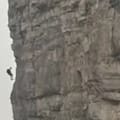 Un alpinista quedó suspendido por horas a 50 metros de la cima de una montaña