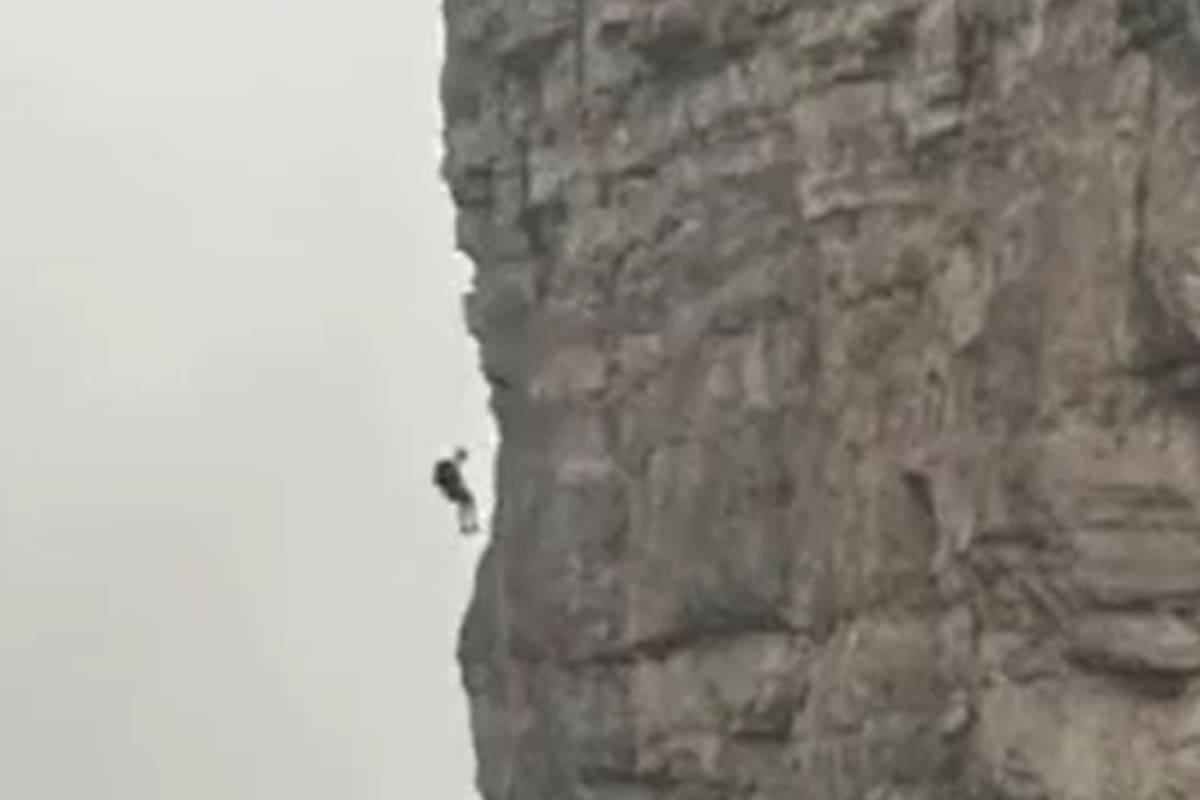 Un hombre quedó colgado por horas a metros de la cima de una montaña