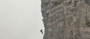 Un alpinista quedó suspendido por horas a 50 metros de la cima de una montaña