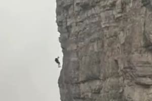 Un alpinista quedó suspendido por horas a 50 metros de la cima de una montaña