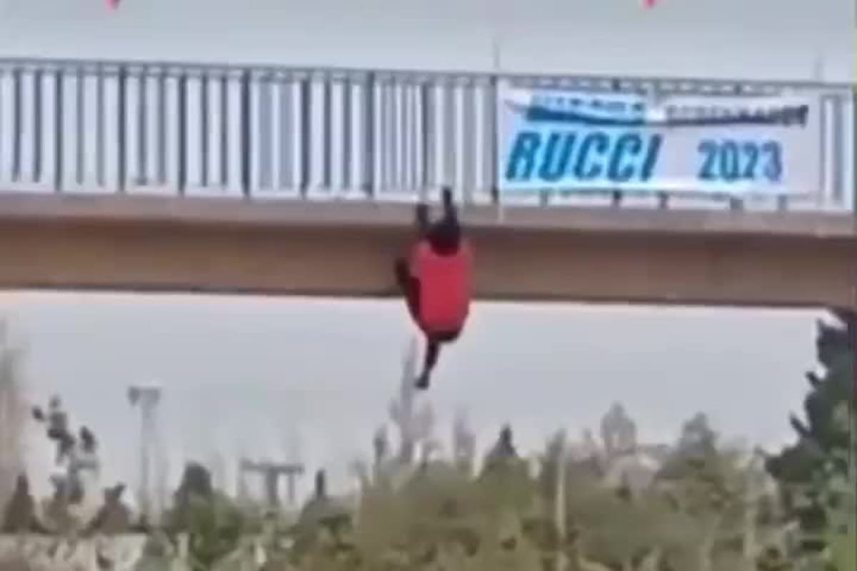 Un hombre quedó suspendido de un puente y se salvó de milagro