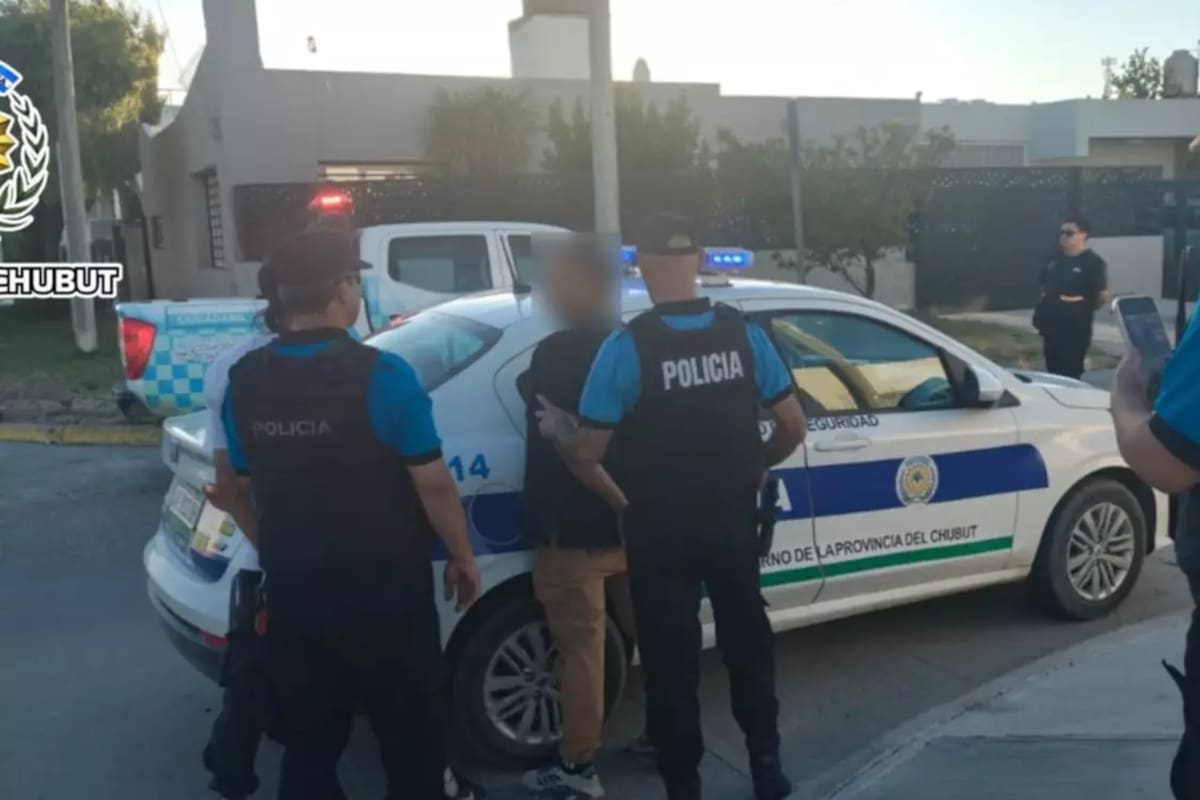 Un hombre, quien se identificó como víctima de una agresión, también terminó tras las rejas al constatarse que tenía un pedido de captura vigente. Fuente Foto: Policía del Chubut
