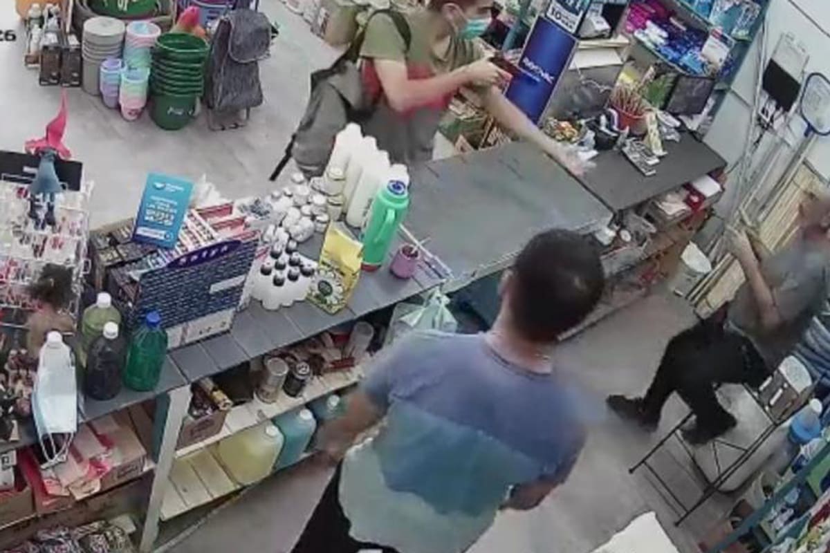Un hombre quiso asaltar un negocio en Santiago del Estero, pero los abordaron y le sacaron el arma